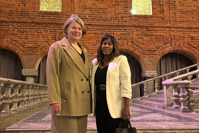 två kvinnor vid trappa