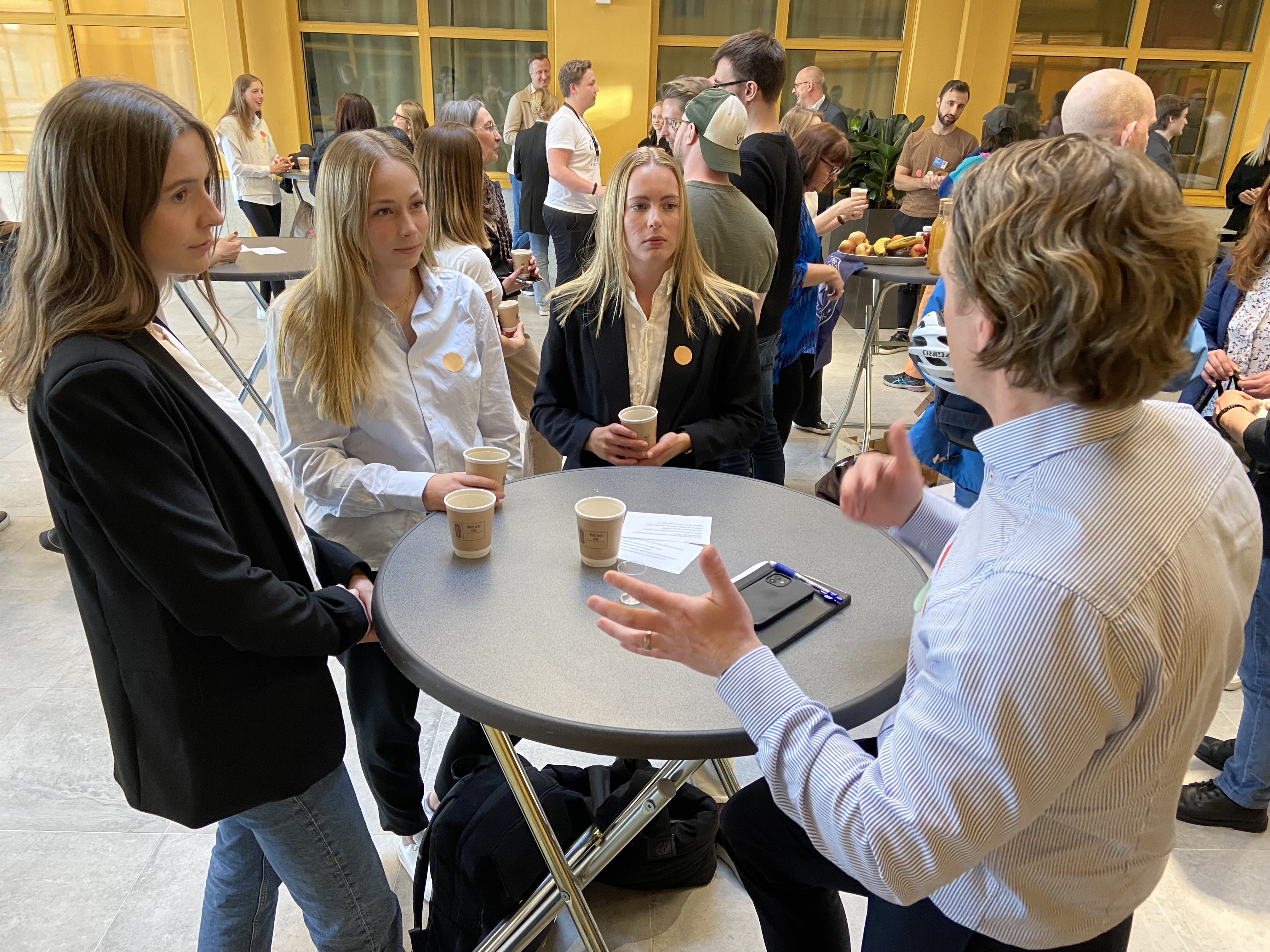 Emma Jönsson, Annie Gustavsson och Jonna Wadsten i samtal med Andreas Lanz, vd på Axelent Soulutions.