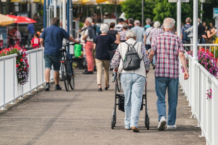 Äldre promenerar ute 