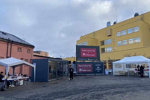 Från campus, glasburen och marknad.