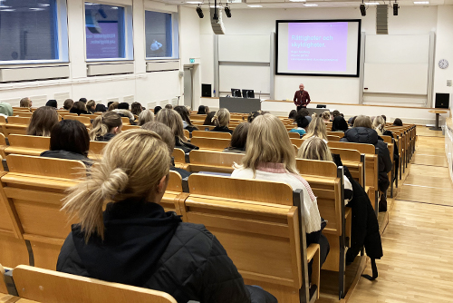 Nya studenter börjar på Hälsohögskolan.