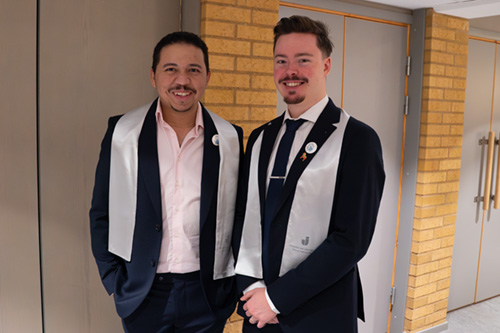 Två studenter som tar examen