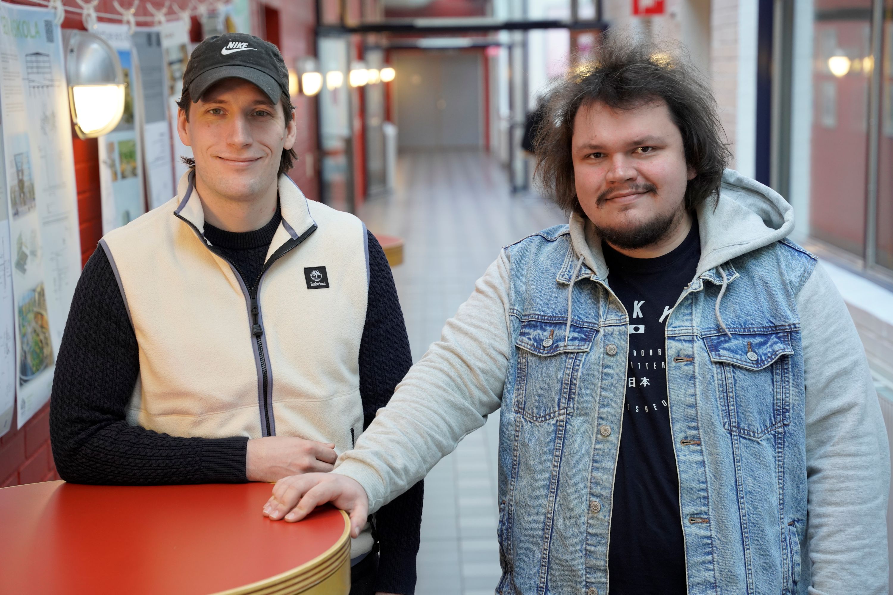 Två killar i en skolkorridor.