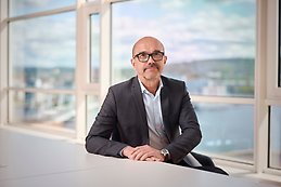 Sittande man i glasögon